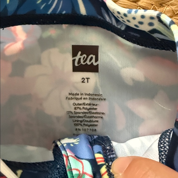 Tea Collection 2T Floral Zip Front Rash guard - Picture 3 of 5